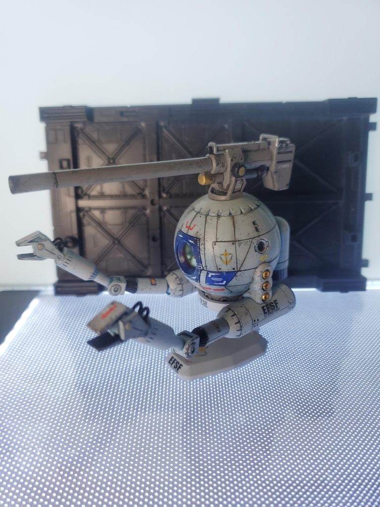 彩色はアクリリック水彩絵の具で行い、その後に半艶のクリアスプレーで保護、そしてデカールを貼ってウェザリングカラーとウェザリングマスターで汚しを入れて完成です。マニピュレーターには動力ケーブルのようなものを追加して少しディテールを足しておきました。本体との接合部の縦3穴には金属パーツを入れて差し色と情報量のアップを図っています。