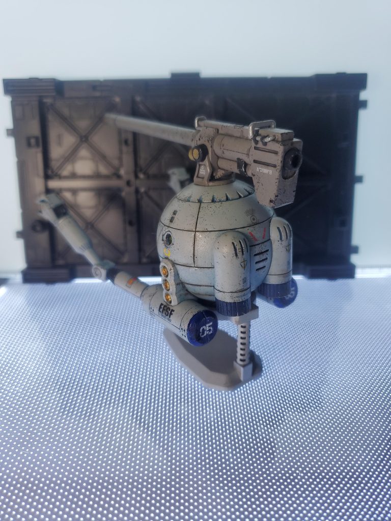 バックショットです。後ろ側も汚しとデカールで情報密度のバランスはとっています。今回はブルー系をメインカラーに使いました。