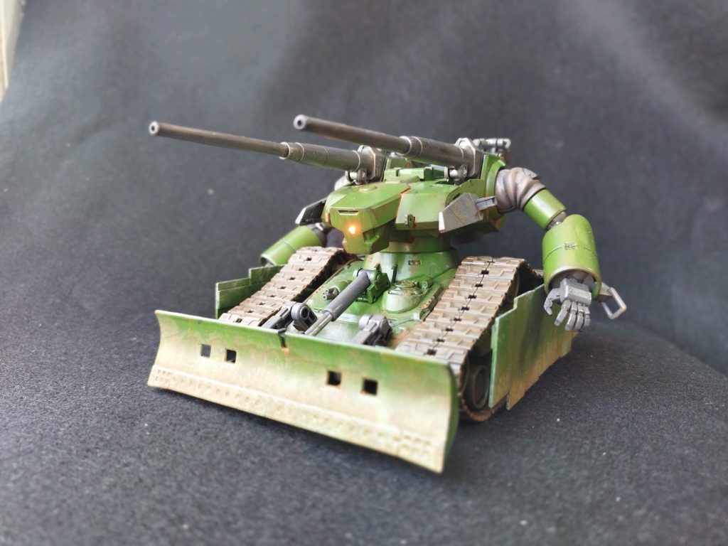 主な改造点は頭部を胸部前方に配置マニピュレータの追加ドーザーブレード、シュルツェンの追加