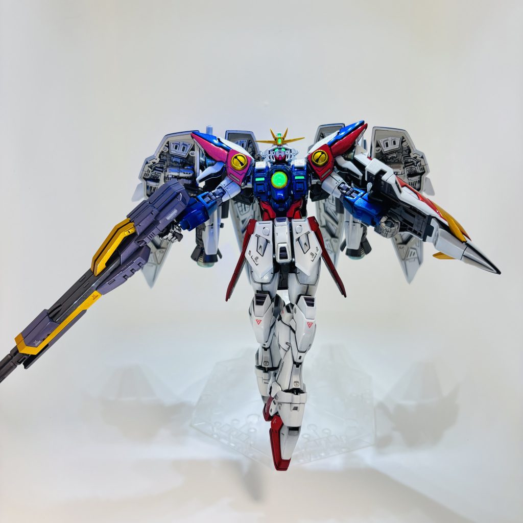 26.2.8 追記。武装の塗装も終わったので定番ポーズしてみました(ゼロって劇中このポーズしたっけ?01だったような)バインダーの中は白系にしてます。フレームはスーパーチタン2。青のとこもバインダー内部は白にしました。ライフルは公式アニメウェブ参考にスーパーアイアンとパープルと黒少々。お気に入りの色です。