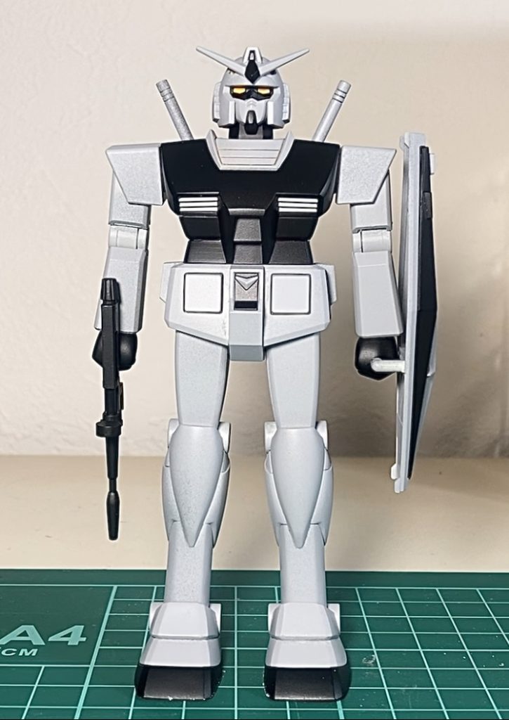 塗装前のサフを吹いた状態。白と黄色のパーツはグレーサフ、青と赤とグレーのパーツは黒サフにしてます。味があるので画像に残しておきました。