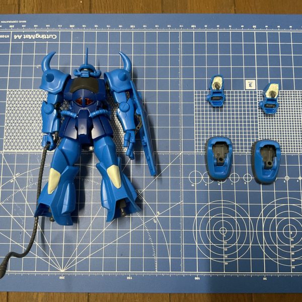 グフのリバイブ版を制作中です。足の甲が左右にも可動するよう、極小のボールジョイントを仕込んでみました。また、膝の黒い部分が短く感じたので、余ったエポパテで延長を試みました。（写真は硬化前につき、今後、整形作業が必要です。）（1枚目）