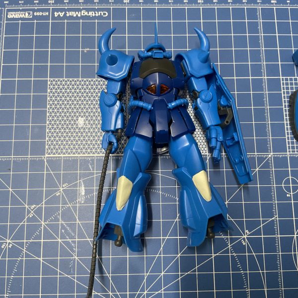 グフのリバイブ版を制作中です。足の甲が左右にも可動するよう、極小のボールジョイントを仕込んでみました。また、膝の黒い部分が短く感じたので、余ったエポパテで延長を試みました。（写真は硬化前につき、今後、整形作業が必要です。）（3枚目）