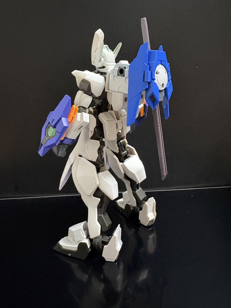 改造・塗装のポイント• ミキシング： グシオン・リベイクをベースに、ペンデュラムらしいシルエットを追求。• 頭部： ペンデュラムに近づけるように、Ｇバウンサーをベースに改造• 背部： KMFの様な脱出機能を持たせるため、GNドライヴを配置。• 塗装： ホワイトを基調に、ブルーとオレンジでアクセントを入れ、ペンデュラムのカラーリングをリスペクトしています。