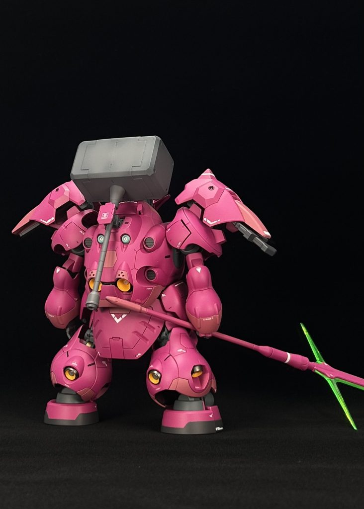 背面。バーニアはイエローで塗りアクセントをつけました。グシオンハンマーは製作中に落とした際にグリップが折れたので修正してます。