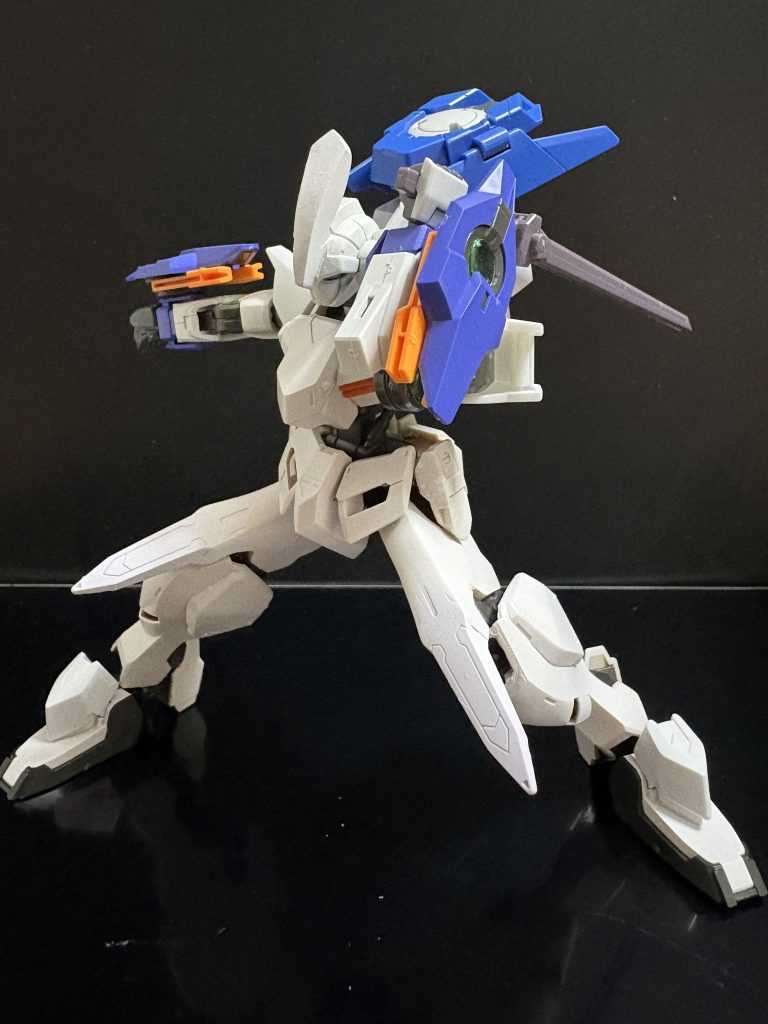 【動力：ツイン・サークル・システム（仮）】グシオン由来のエイハブ・リアクターが生み出す圧倒的な高トルク。しかし、重力制御に特化したそのパワーは、ペンデュラム特有の超高機動に耐えうる「繊細な制御」に欠けていた。そこで、背部に外付けのGNドライヴを強引に接続。GN粒子を機体各部のエイハブ・ウェーブ伝達経路に混入させることで、本来相容れない「パワー」と「柔軟性」を無理やり同期させている。&nbsp;