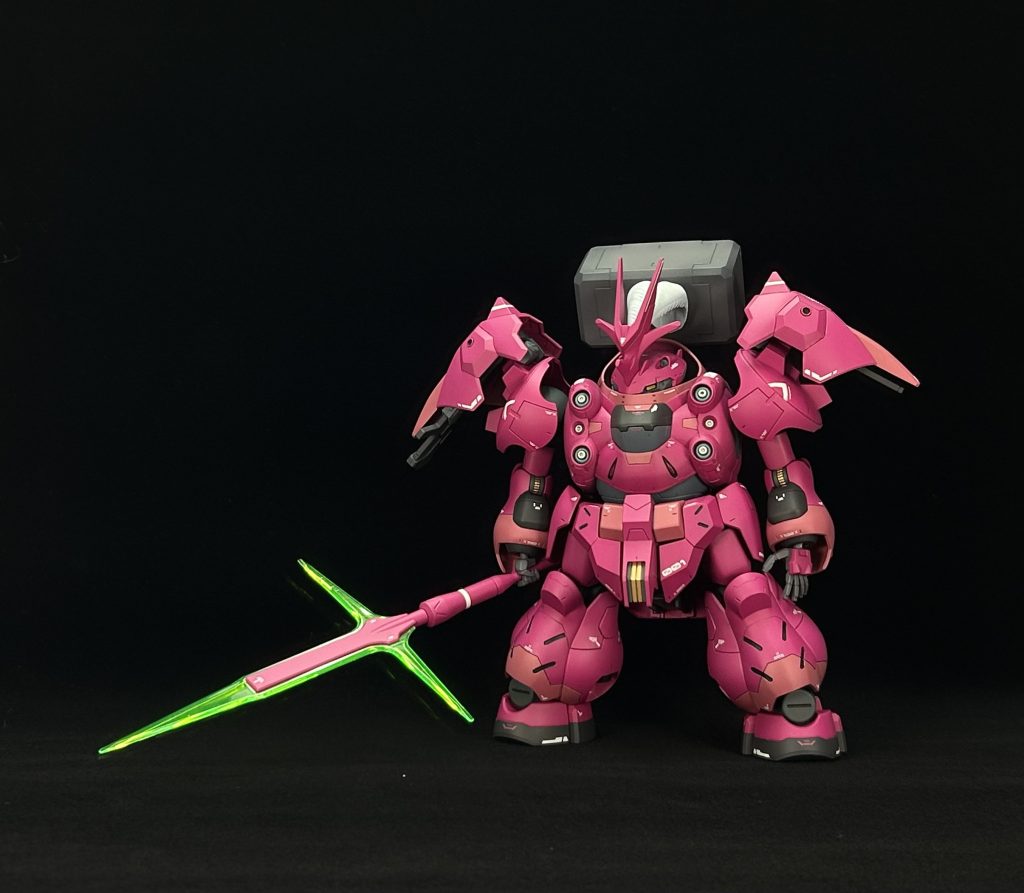 重厚感があり、しっかりとした出立はとても気に入っています。ディランザの足首を使ったので頭身が上がってますが見慣れたら気にならなくなりました笑頭の羽飾りはもともと付けるつもりも無かったんですが、無彩色の色味を足すつもりで追加しました。羽飾りとハンマーは淡くグラデーション塗装しています、