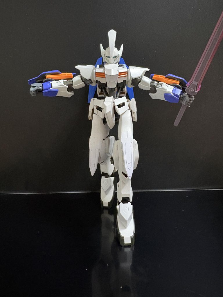 【現在の状態：アジャスト・モード】機体各部の装甲が薄かったり、一部が剥き出しなのは、戦闘の合間に頻繁にメンテナンスとデータ収集を行うため。いわば「戦場を走る実験室」&nbsp;