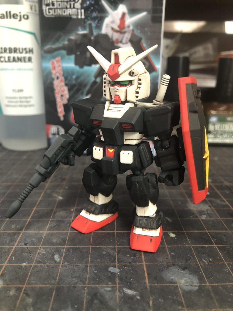 ファレホの上からラッカーでコーティングしたら、塗膜にヒビが入りました(gundam-kao9)シールドや脚部、その他諸々に塗膜のひび割れが発生していますが、それも″味″です(zion_emb)ひび割れが酷かった胸と肩パーツだけドブ着けして、塗装し直したので他と統一感が薄れちゃいました🥲パッと見た感じでは、カッコ良く塗装できたので良しです(zaku-kao7)