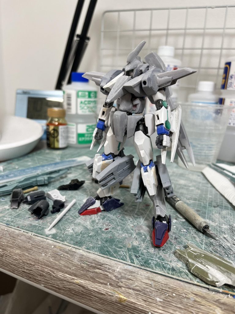 ある程度組んで一度サフを吹いた状態です。ベースにしたクアンタがスマートなシルエットに対して、サーベラス・イグナイトはどちらかというとガッカリした体型なので、どこまで寄せるか悩みながら製作しました。