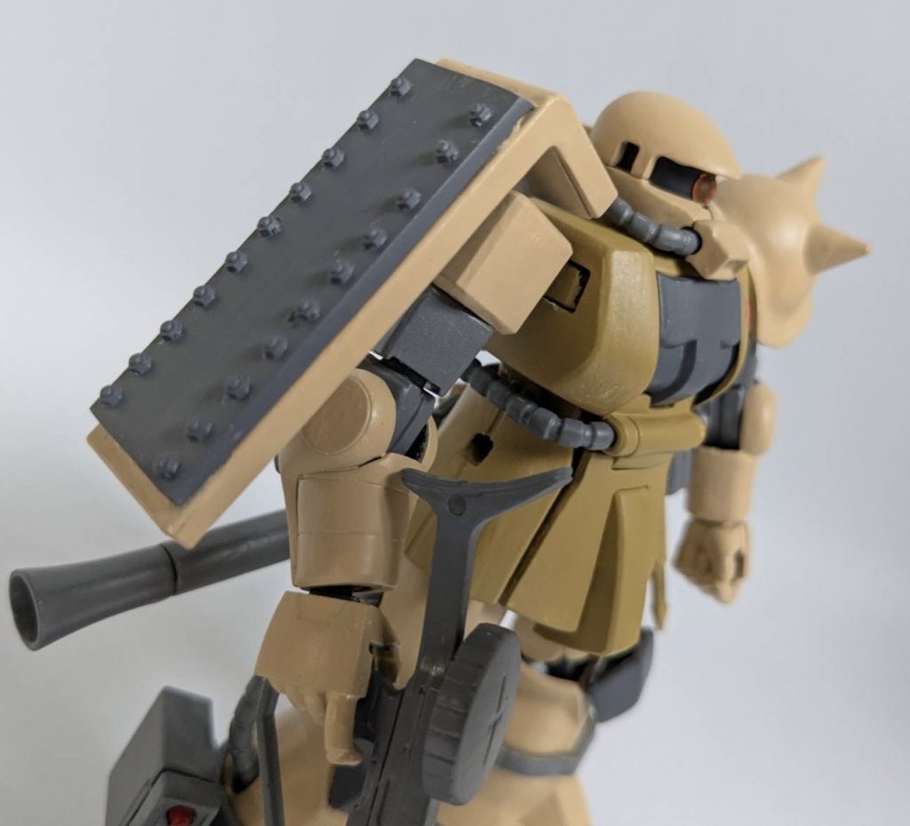 今回は1ミリのプラ板を2枚くっつけて、盾の補強をしました。　目はwaveのアイズを使いました。