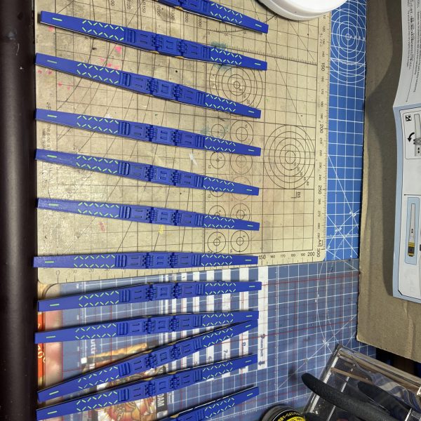 EG νガンダムをダブルフィンファンネルにしようと塗装、なかなかの量に時間がかかりました😅EGνガンダムはまだランナーから切り出したところでプラ板でディテール追加しようと思ってます。νガンダムはRX-93ffで武装モリモリに作っていきます。時間かかりそう😅蛍光グリーンでスミ入れして光ます。フィンファンネルにサイコフレームの光をイメージしてます。（3枚目）