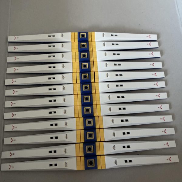 EG νガンダムをダブルフィンファンネルにしようと塗装、なかなかの量に時間がかかりました😅EGνガンダムはまだランナーから切り出したところでプラ板でディテール追加しようと思ってます。νガンダムはRX-93ffで武装モリモリに作っていきます。時間かかりそう😅蛍光グリーンでスミ入れして光ます。フィンファンネルにサイコフレームの光をイメージしてます。（4枚目）