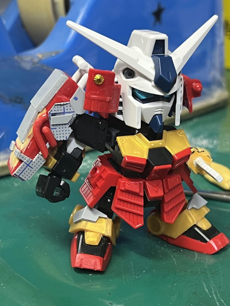 武者頑駄無の鎧にプラ板とかランナーでパイプをプラスしたり削ったり貼ったり