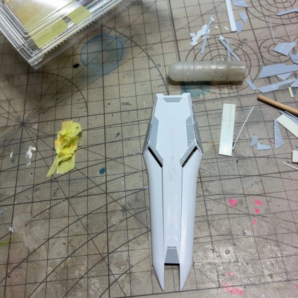 1月末からνガンダム制作中です。世間はPGUで大賑わいですが、EGのスジを掘りたくなる面積、プラ板を貼りたくなる試されるキットに今更ながらハマって、じっくり作っています。バックパックと腰部分、武装類が加工が終わって、胸部分を現在、加工しています。完成は3月中になるかなぁ？（7枚目）