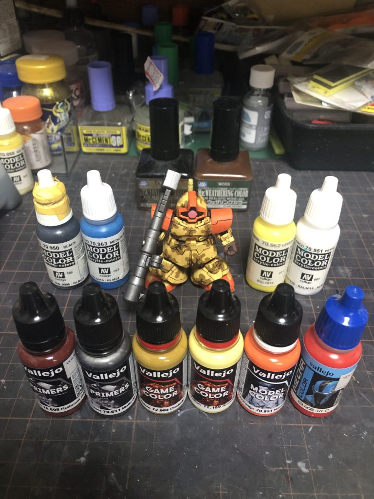 今回使用したファレホ塗料となります！ウェザリングカラーは、ステインブラウンとマルチブラックを使用しました。