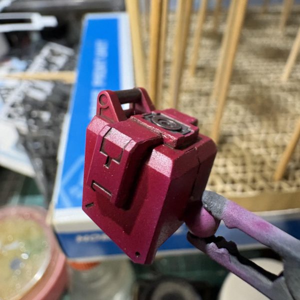 赤い三巨星の陸戦GM。ランドセルにウェポンラックを付けてみたで御座る。腰に付くのがスタンダードではあるが、腰にはビームサーベルを付けるので😅肩も、ディテール追加で赤もリレイジの時より明るめにしてみたで御座る😄（2枚目）