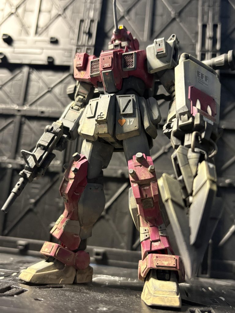 1番目立つアイアンバンカーもかなり手を加えたで御座る。大きくし過ぎた感もあるで御座る😅膝アーマーも例の如く、ディティール変更。腰部のバインダー、サイドバインダーも2mm延長。女性パイロットなので、スカートみたいに。と思ったけど、あまり目立たなかった😅なので、バインダーにハートマーク入れてみたで御座るー😊