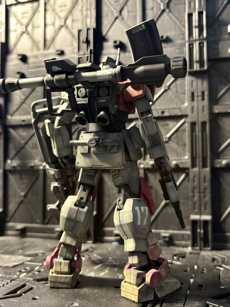 後部で御座る。バズーカを新設のランドセルラッチに装着。腰部にビームサーベルを装備。