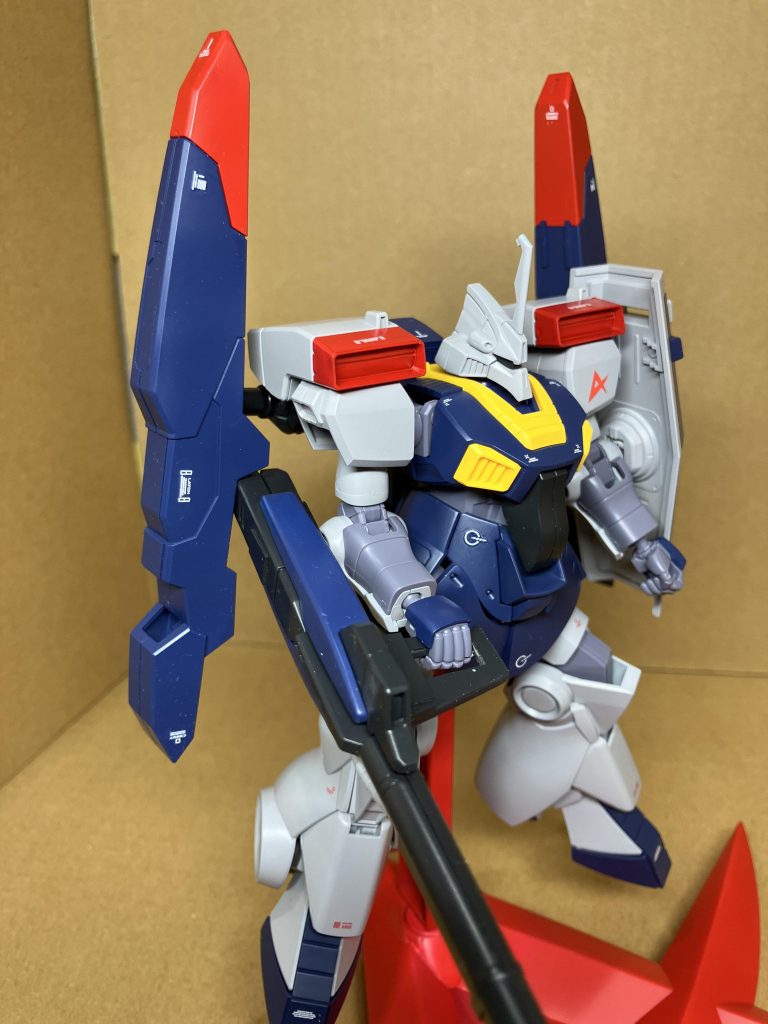 本家スーパーガンダムのライフルは、グリップをプラ板で作成し、持ち方を変更しています。