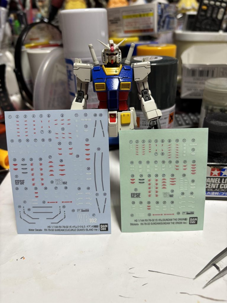 左側の水転写デカールが付属。右は通常版のシール。