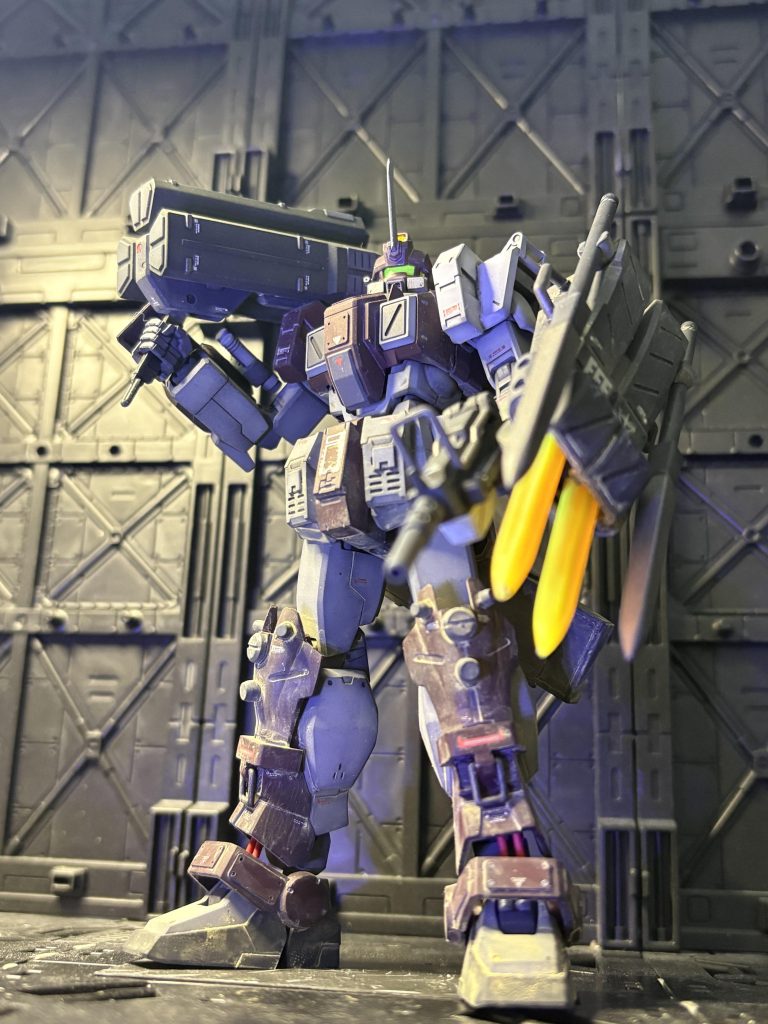 このショットでは、ミサイルランチャーを右手に装備してるけど、追加装甲があり、180mmキャノンを追加装甲に装備出来る様にしてある👍