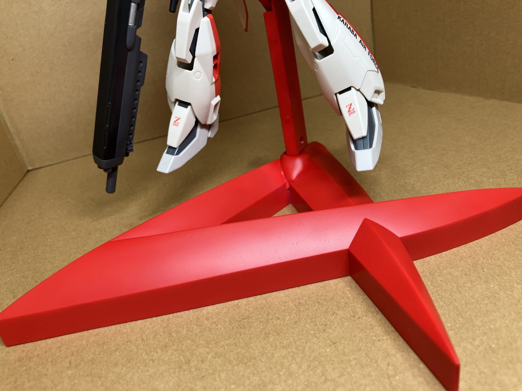 アムロマーク台座はランナーレス台座を取り付けできるよう改造しました。HGサイズに丁度いいです。