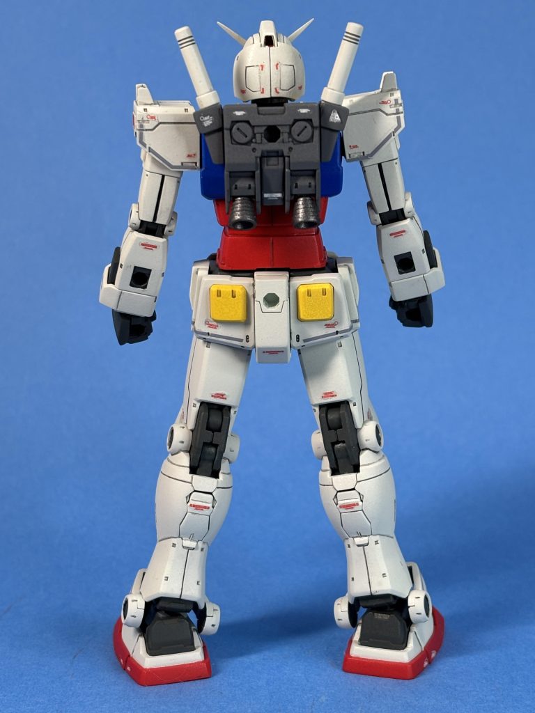 ふくらはぎが開きバーニアが展開します。ビームサーベル基部はポリキャップで取り外し可能でショルダーキャノン取り付け。