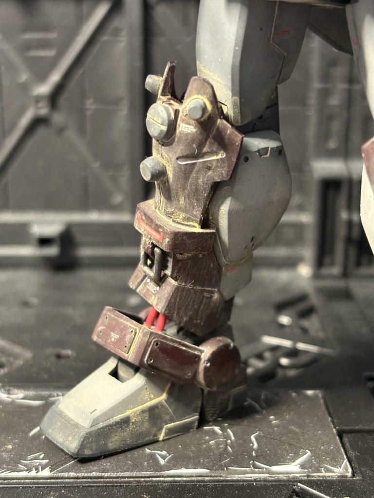 足ーー😁赤い三巨星のそれぞれは、スネ装甲を全て別物にしてあるで御座る🤣なんか特徴を出したくて、変更してるけど、全てを変えすぎると、統一感が無くなるので、ほどほどにする様にしてるで御座る😆