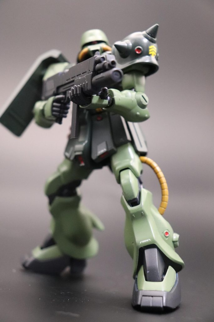 マシンガンを構えてこのマシンガンはミリタリー感あって好きです