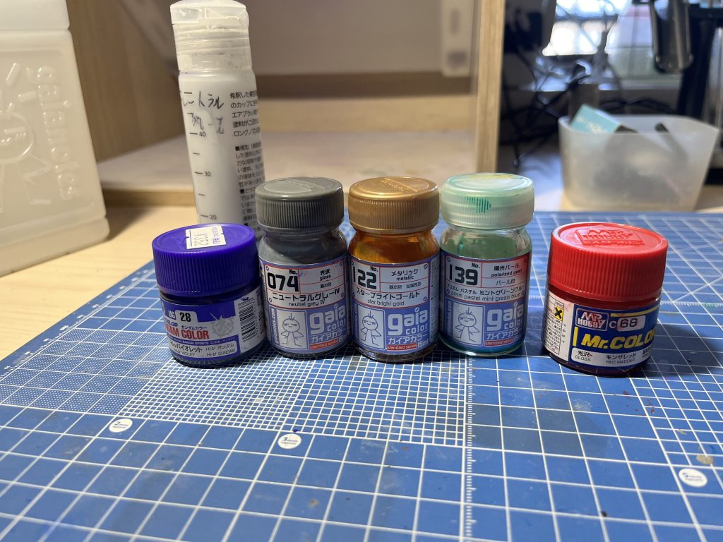 使った塗料です。サーベラスの紫に近い塗料を探そうとしたら丁度Hi-νカラーが発売してました。バイオレットを使用してます。　