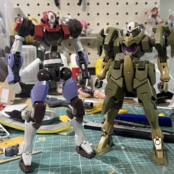腕の形はこれで行こうかと。ジークルーネとジェミナスの前腕を移植してみました。いい具合に収まってくれて安心😊問題は肩なんだけど……。おそらくここが数ある鬼門の中でも一番の鬼門。あのゴアマガラ装備の肩の爪。あれをどうやって再現するかがキモです。ジンクスIVの肩が使えそうじゃない？とサークルメンバーからアドバイスを貰いましたが、その間再現しようとすると肩幅がありすぎて不格好になりそう。かといって切り詰めると今度は稼働が死ぬ。案は無くはないですが、果たして上手くいくかどうか…いや、やらねばならんのだ我が理想のためにも！！ちなみに元のサイズより頭ひとつ飛び出ました。俺の創るガンプラはデカくなりがち笑（3枚目）