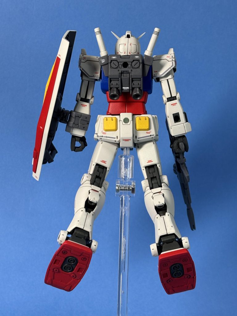 ふくらはぎが開きバーニアが展開します。ビームサーベル基部はポリキャップで取り外し可能でショルダーキャノン取り付け。