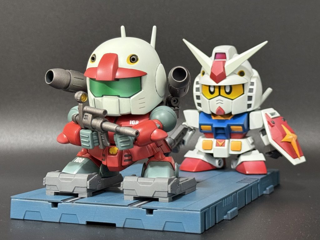 ホワイトベースのカタパルトをイメージして、100均のカタパルトデッキを改造しました。上面はほぼプラ板で作り直してます。※特別出演ガンダムさん。