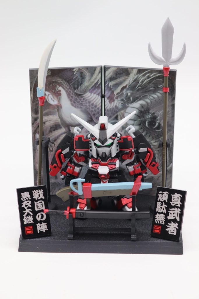 屏風の画像と、名札２種類はステッカーで再現。屏風、刀掛け、名札、長刀立ては３Dプリンターで作成いたしました。