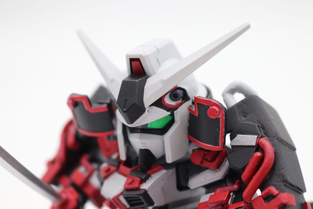 小さい拘りがあちこちにありますが、顔の横の吹き返しをＭＧ黒衣大鎧のように、少し上に伸びてるような状態にカスタム。