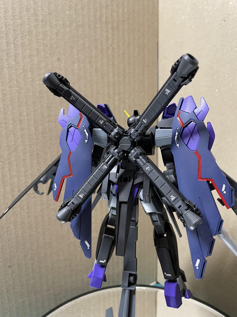 変形は諦めて、背中にクロスボーンのバックパックをつけました。