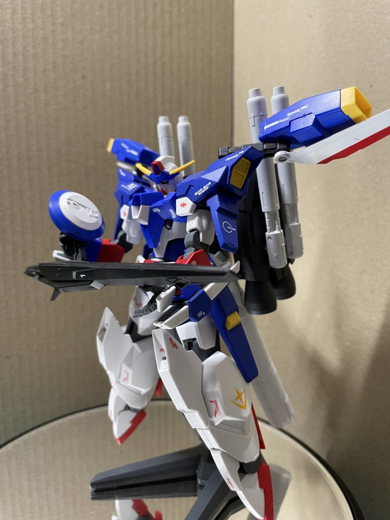 コアファイター？のブースターとジャンクパーツで、肩の賑やかしを作りました。