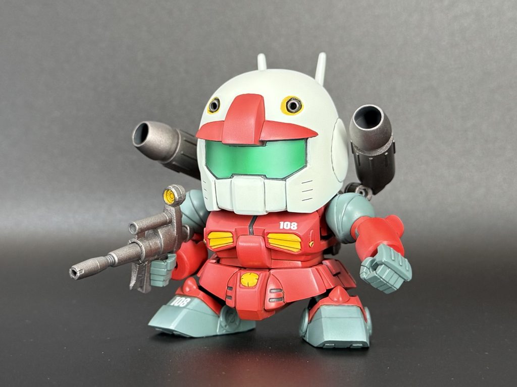 正面。Gジェネガンキャノンをベースに、頭部ザクプラくんベースにパテとプラ板から作っています。脚はEXSDのガンダムです。キットのキャノンは細く感じたので汎用素材から作ってます。