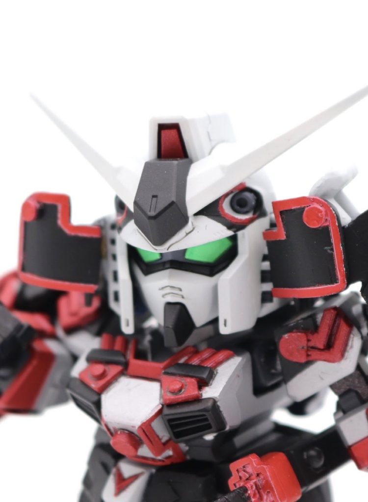 小さい拘りがあちこちにありますが、顔の横の吹き返しをMG黒衣大鎧のように、少し上に伸びてるような状態にカスタム。