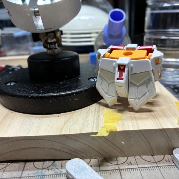 1月末からνガンダム制作中です。世間はPGUで大賑わいですが、EGのスジを掘りたくなる面積、プラ板を貼りたくなる試されるキットに今更ながらハマって、じっくり作っています。バックパックと腰部分、武装類が加工が終わって、胸部分を現在、加工しています。完成は3月中になるかなぁ？（5枚目）