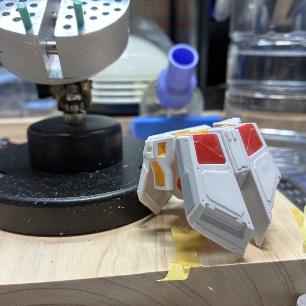 1月末からνガンダム制作中です。世間はPGUで大賑わいですが、EGのスジを掘りたくなる面積、プラ板を貼りたくなる試されるキットに今更ながらハマって、じっくり作っています。バックパックと腰部分、武装類が加工が終わって、胸部分を現在、加工しています。完成は3月中になるかなぁ？（6枚目）