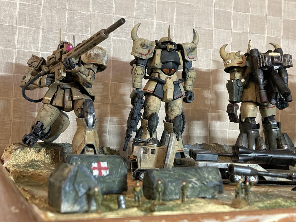 背景なしで。テントは紙粘土をこねこね。