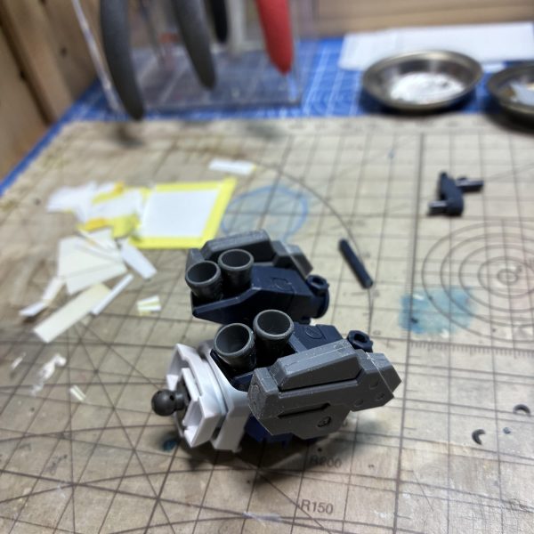 1月末からνガンダム制作中です。世間はPGUで大賑わいですが、EGのスジを掘りたくなる面積、プラ板を貼りたくなる試されるキットに今更ながらハマって、じっくり作っています。バックパックと腰部分、武装類が加工が終わって、胸部分を現在、加工しています。完成は3月中になるかなぁ？（3枚目）