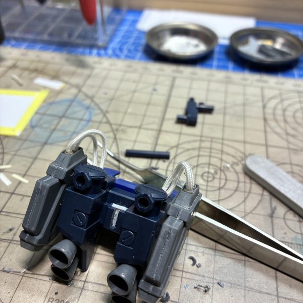 1月末からνガンダム制作中です。世間はPGUで大賑わいですが、EGのスジを掘りたくなる面積、プラ板を貼りたくなる試されるキットに今更ながらハマって、じっくり作っています。バックパックと腰部分、武装類が加工が終わって、胸部分を現在、加工しています。完成は3月中になるかなぁ？（4枚目）