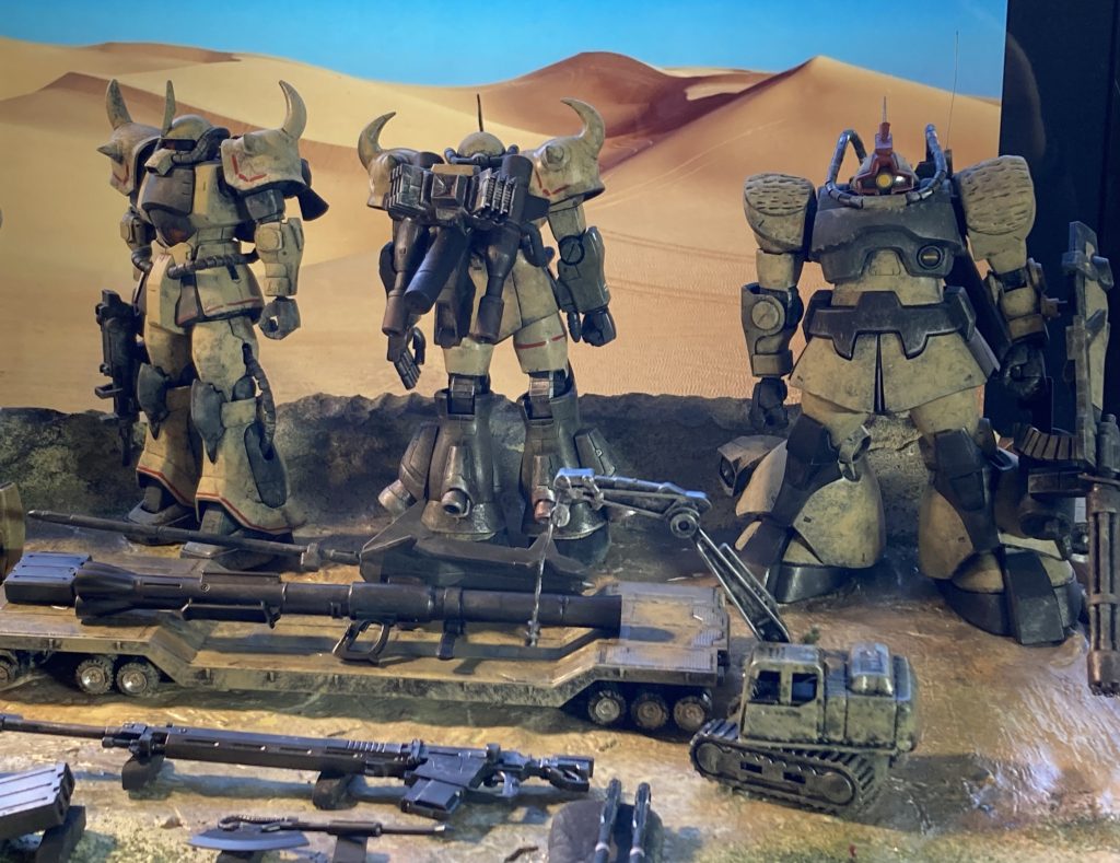 サムソントレーラーにはザクではなく、武器類を載せました。武器の積み下ろし作業的な雰囲気で‥