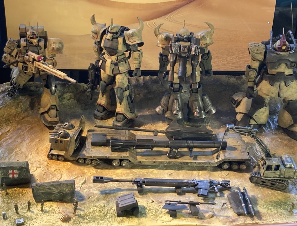 上から。クレーン車、兵士はダイソーから入手です。