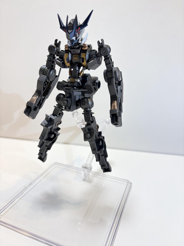 以前のヴィダールの経験からフレームの塗装も改善したように思いますパテで腹部延長、首も延長しています。爪はランナーを使い延長、鋭くしています。