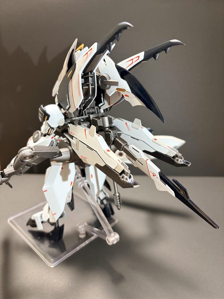 背面像です。従来のテールユニットに追加してもう一本装備し、サブアームは大小合わせて六本あります。