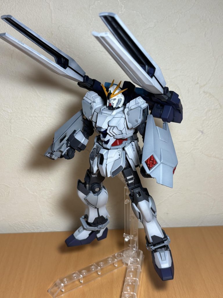 ちょっとグラデーションぽくしてみたんですが、塗りすぎましたねー。白に関しては希釈もうまくいかず粗い仕上がりに。